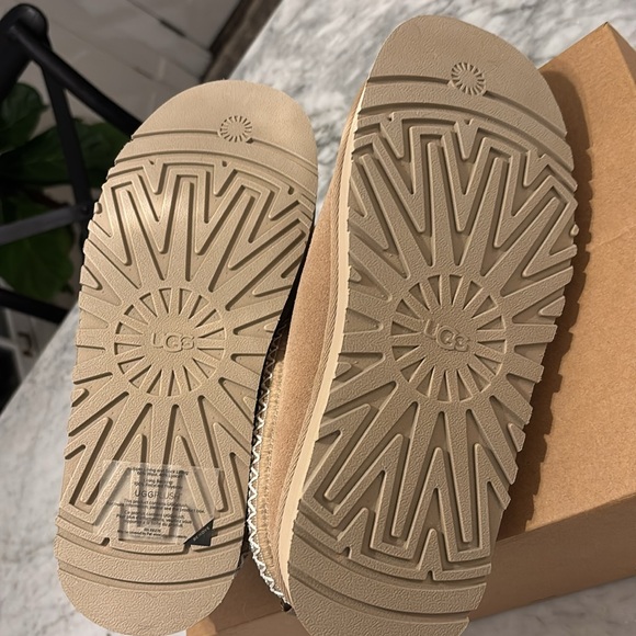 Ugh tazz platform slipper size 8
NWT Sand - Picture 4 of 5